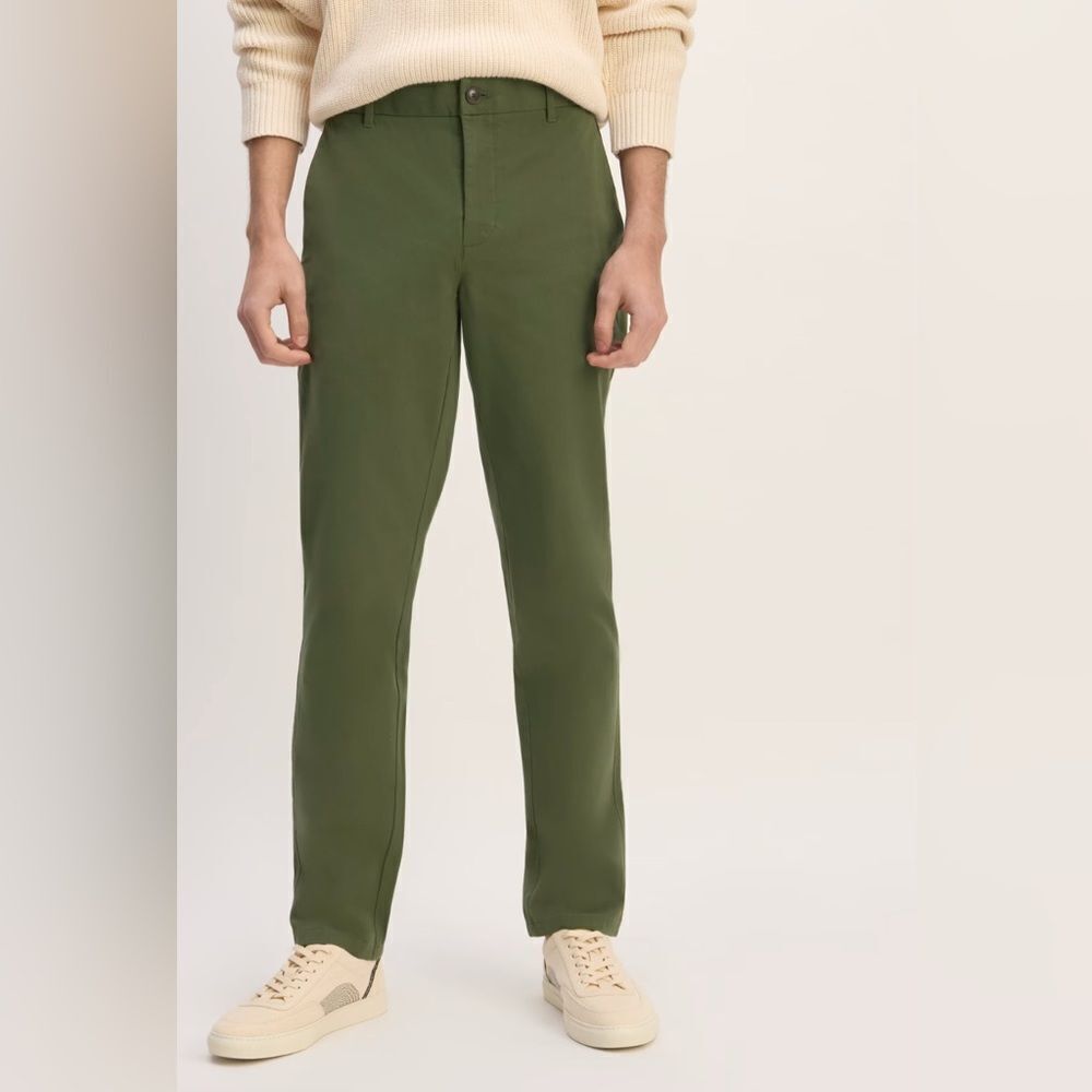 Everlane The Performance Chino | Uniform Slim Fit in DEEP MOSS GREEN